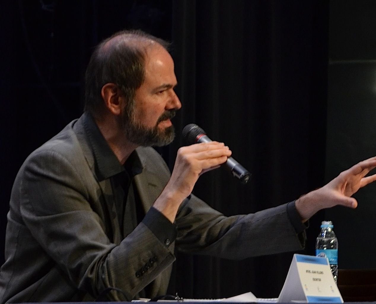 El escritor Juan Villoro durante una charla