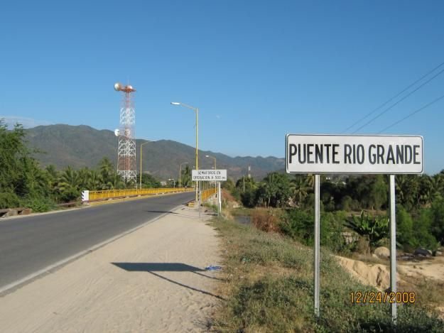 Letrero y puente de Río Grande, en la costa de Oaxaca