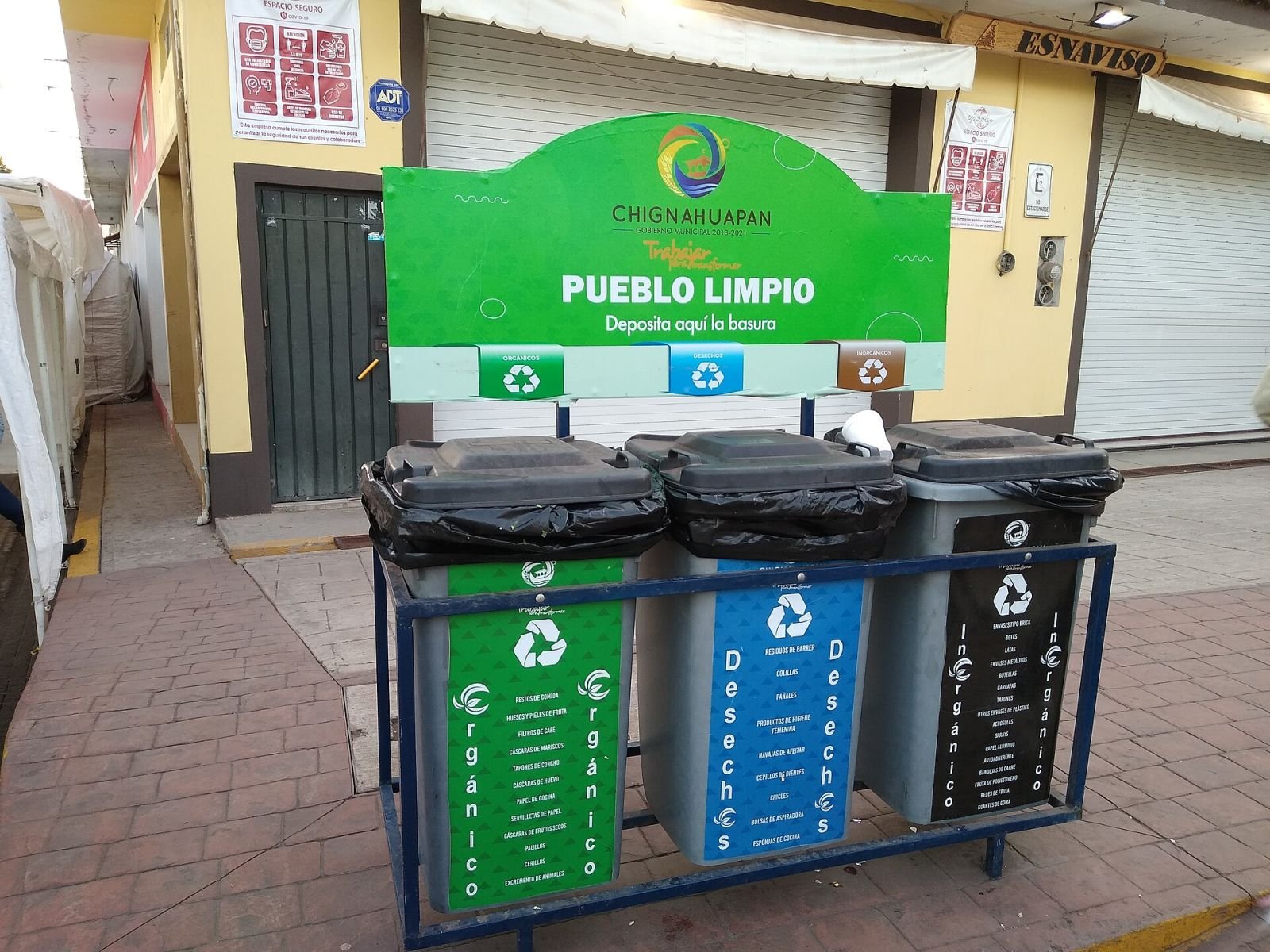 Contenedores para separar residuos orgánicos e inorgánicos